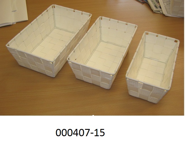 Andere Ware aus Spinnstoffen, in Form eines dreiteiligen Sets Regalkörbe
- in unterschiedlichen Größen vorliegend (11 x 21 x 9cm, 14 x 24 x 9cm, 16 x 26 x 9cm),
- bestehend aus einem formgebenden, stabilen Gestell aus einem unedlen Metall (Eisen laut Firmenangaben),
- in Flechttechnik bespannt, bestehend aus einfärbigen Gewebebändern aus Multifilamenten auf Polypropylenbasis (kein Flechtstoff des Kapitels 46),
- seitlich mit Lochgriffen ausgestattet,
- gebrauchsfertig, daher konfektioniert,
- handgemacht (laut Firmenangaben),
- im Hinblick auf den Umfang und den Gesamteindruck bestimmt der Spinnstoff den Charakter der Ware.
(Abbildung siehe Anlage)