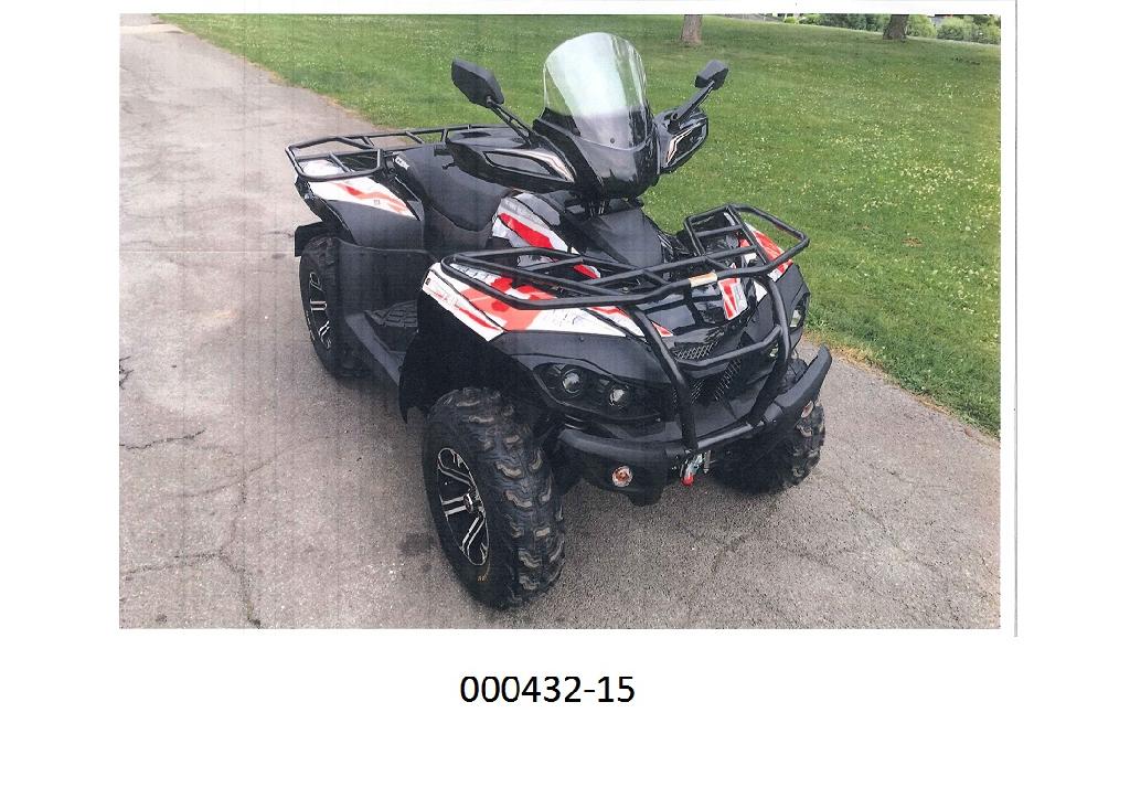 Neues vierradgetriebenes Geländefahrzeug (ATV), mit einer Seilwinde und einem flüssigkeitsgekühlten 608 ccm Hubkolbenverbrennungsmotor mit Fremdzündung ausgestattet. 
Das Fahrzeug weist folgende Merkmale auf:
 eine Lenkstange mit zwei Griffen, an der die Kontrolleinrichtungen für die Steuerung des Fahrzeugs montiert sind; die Lenkung wird durch Drehen der zwei Vorderräder bewirkt und beruht auf einem Kraftwagenlenksystem (Ackermann-Prinzip); 
 Bremssysteme an allen Rädern (2 Scheibenbremsen vorne, 2 Scheibenbremse hinten); 
 ein Automatikgetriebe mit zuschaltbarem Allradantrieb und einen Rückwärtsgang; 
 einen Motor, der speziell für die Benutzung in schwer zugänglichem Gelände entwickelt ist und bei niedriger Drehzahl eine ausreichende Zugkraft für angehängte Gerätschaften liefert; 
 die Kraft wird über Wellen auf die Räder übertragen und nicht mittels einer Kette; 
 die Reifen haben ein tiefes Profil, das für unbefestigtes Gelände geeignet ist; 
 eine Ankupplungsvorrichtung beliebiger Art, z. B. einen Anhängehaken, mit der das Fahrzeug mindestens das Zweifache seines Eigengewichts ziehen oder schieben kann; 
 eine Anhängelast (nicht gebremst) von mindestens dem Zweifachen seines Eigengewichts.
Das Fahrzeug dient zur Verrichtung von Arbeiten im unwegsamen Gelände, kann aber auch zum Ziehen oder Schieben anderer Fahrzeuge, Geräte oder Lasten verwendet werden und ist zur Verwendung als Forstschlepper oder Ackerschlepper bestimmt.
(Angaben laut Antragsteller)
(Abbildung siehe Anlage)