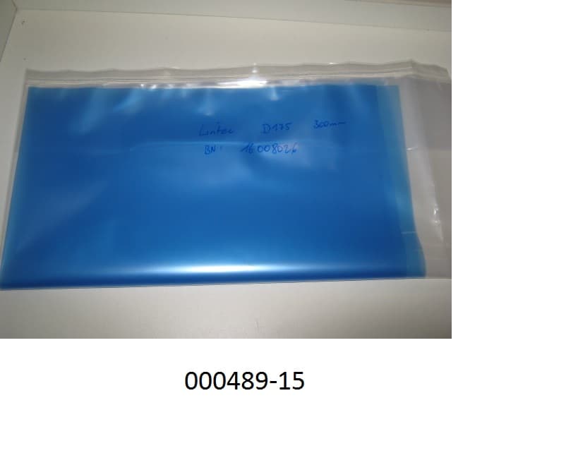 Hellblaue, transparente, biegsame, einseitig selbstklebende, rechteckige Folie aus Poly(vinylchlorid), einseitig beschichtet mit einem UV-empfindlichen Acrylklebstoff und einer Dicke von 65 µm oder mehr; die Klebeschicht ist mit einer abziehbaren Schutzfolie aus Polyester abgedeckt.