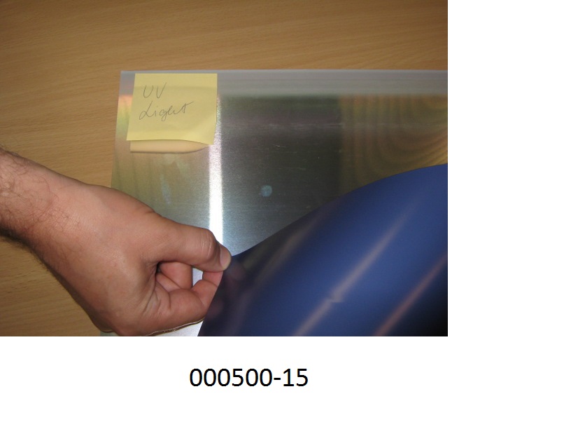 Es handelt sich um einen ca. 45 x 37 cm großen, 0,15 mm dicken, auf der einen Seite silberglänzenden auf der anderen Seite blauen Bogen aus einseitig beschichtetem Aluminium.
Laut den der Antragstellerin als zutreffend unterstellten Firmenangaben, handelt es sich bei der Ware um eine unbelichtete Druckplatte, bestehend aus einem Träger aus unlegiertem Aluminium und einer fotosensitiven Beschichtung, welche durch Belichtung mit einem Laser im Wellenlängenbereich 800 bis 850 nm entwickelt wird.
(Abbildung siehe Anlage)