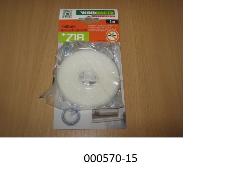 Selbstklebende Folie in Form eines Klettbandes
-- mit einer Breite von 9,5mm,
-- durchscheinend und einfärbig,
-- in Rollenform vorliegend,
-- bestehend aus einem einseitig selbstklebenden Band aus Polypropylen, mit Noppen in Reihen auf der nicht selbstklebenden Seite,
-- die selbstklebende Seite ist mit nicht vulkanisiertem, synthetischen Kautschuk bestrichen und mit einer Schutzfolie abgedeckt,
- verpackt in einem Beutel aus Kunststoff, befestigt an einem bunt bedruckten Karton,
- dafür vorgesehen, Insektenschutzgitter in Fenstern/Türen zu fixieren.
(Abbildung siehe Anlage)