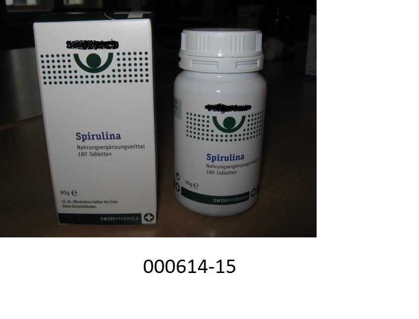 Lebensmittelzubereitung in Form von dunkelgrünen, runden, beidseitig leicht gewölbten Komprimaten (Tabletten), bestehend aus Einzeller-Mikroorganismen, nicht lebend, und zwar aus Blaualgenfragmenten (Spirulinafäden); aufgemacht in einem buntbedruckten Karton, eine weiße, etikettierte Kunststoffflasche mit weißem Schraubverschluss mit Sicherungsring zu 180 Tabletten, enthaltend.