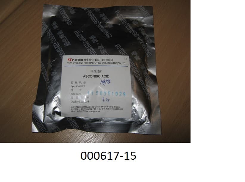 Weißes Pulver und zwar Ascorbinsäure (Vitamin C) in Form einer isolierten chemisch einheitlichen Verbindung; aufgemacht in Kartons zu 25 kg.