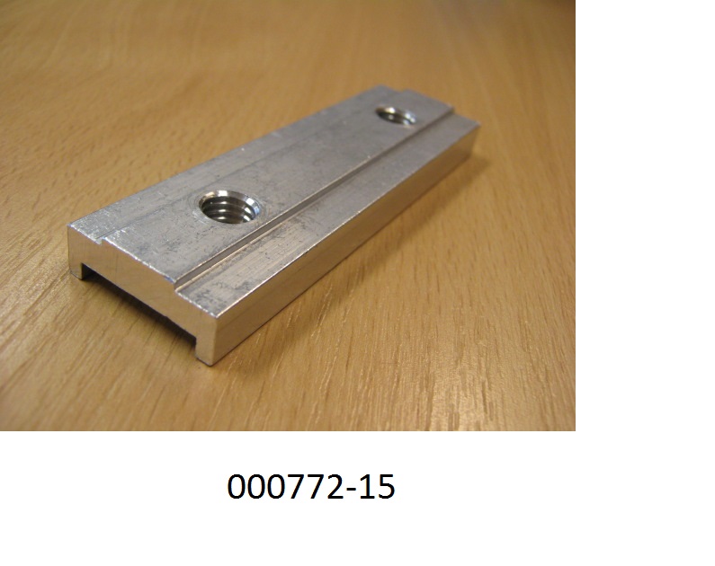 Es handelt sich um ein ca. 100 x 30 x 9 mm großes, u-förmiges Profil aus Aluminium, auf einer Seite mit einem Mittelsteg ausgestattet und mit je zwei Gewindelöchern M10 versehen
Das Erzeugnis dient als Klemmplatte/Spannplatte für Tore, Türen, Fenster und deren Rahmen und Verkleidungen, Tor- und Türschwellen.
(Abbildung laut Anlage)