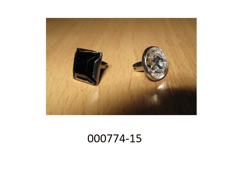 Nachahmungen von Edelsteinen in Form eines Strasssteines
- viereckig gearbeitet, mit den Maßen von 9 x 9 x 10 mm (LxBxH),
- geschliffen und mechanisch poliert,
- in einer trichterförmigen Fassung aus unedlem Metall (elektrolytisch versilbertes Messing) vorliegend.
(Abbildung siehe Anlage)