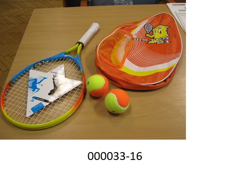Ausrüstungsgegenstand für die allgemeine körperliche Ertüchtigung, in Form eines Tennissets, bestehend aus
- einem Tennisschläger für Kinder mit Bespannung,
- Zubehör in Form von zwei Bällen (Softbällen),
- einem rucksackähnlichen Behältnis mit einer textilen Außenseite, so geformt, um die Schlägerfläche des Tennisschlägers und die Bälle aufzunehmen.
(Abbildung siehe Anlage)