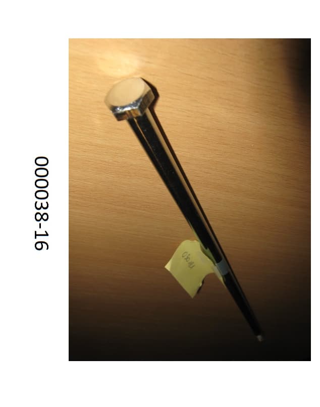 Es handelt sich um eine maßhaltig nach Werkszeichnung gefertigte ca. 35,9 cm lange Schraube aus verzinktem Stahl, mit einem 2,8 cm langen Gewinde M8 und einem Sechskantkopf; mit einer Zugfestigkeit von mehr als 800 MPa.
 (Abbildung laut Anlage)
