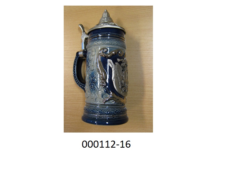 Anderer keramischer Ziergegenstand in Form eines Bierkruges
- mit einer Höhe von ca. 20cm und einem Innendurchmesser von ca. 5,5cm,
- gearbeitet aus Steinzeug, mehrfärbig glasiert,
- ausgestattet mit einem Henkel, an welchem ein kippbarer Deckel aus einem unedlen Metall befestigt ist,
- an der Vorderseite mit einem Emblem aus einem unedlen Metall beklebt, die restliche Außenseite des Kruges ist mit reliefartigen Verzierungen verarbeitet, daher für eine Verwendung bei Tisch oder für Trinkzwecke ungeeignet,
- die Innenseite ist mit einer unregelmäßigen Oberfläche ausgeführt, was eine Säuberung erschweren würde,
- kein Haushaltsartikel der Position 6912.
(Abbildung siehe Anlage)