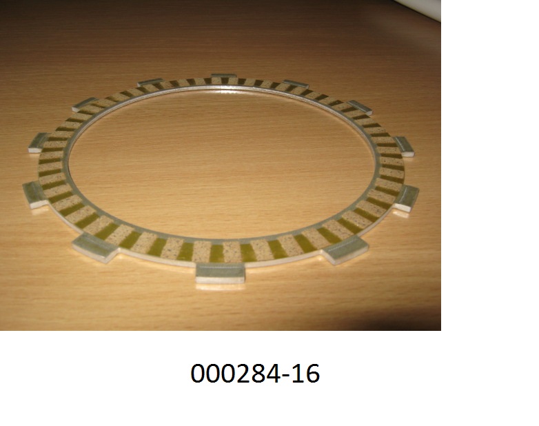 Es handelt sich um eine speziell nach Werkszeichnung gefertigte Belaglamelle für eine Motorradkupplung, bestehend aus einem ca. 11,5 mm breiten, ca. 2,4 mm dicken Metallring mit einem Durchmesser von ca. 14,9 cm, welcher in regelmäßigen Abständen ca. 6 mm hohe, verdickte Flügel besitzt und an dem auf beiden Seiten in regelmäßigen Abständen ca. 9 x 5 x 0,3 mm große bräunliche Quader (Reibungsbelag, auf der Grundlage von Zellstofffasern) aufgeklebt sind.
(Abbildung siehe Anlage)