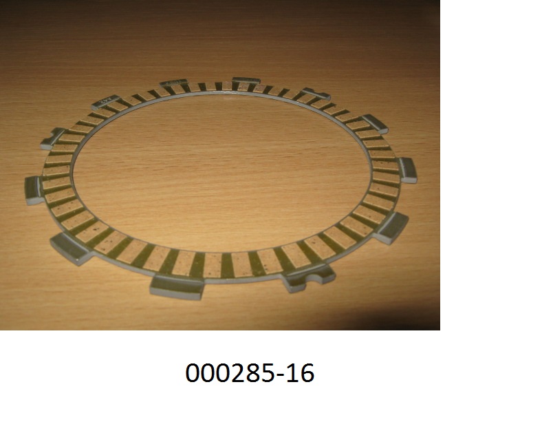 Es handelt sich um eine speziell nach Werkszeichnung gefertigte Belaglamelle für eine Motorradkupplung, bestehend aus einem ca. 11,5 mm breiten, ca. 2,3 mm dicken Metallring (Aluminium) mit einem Durchmesser von ca. 13,3 cm, welcher in regelmäßigen Abständen ca. 6 mm hohe, verdickte Flügel besitzt (drei sind mit halbkreisförmigen Ausnehmungen versehen) und an dem auf beiden Seiten in regelmäßigen Abständen ca. 9 x 4,9 x 0,3 mm große bräunliche Quader (Reibungsbelag, auf der Grundlage von anderen mineralischen Stoffen und Zellstoff, in Verbindung mit anderen Stoffen) aufgeklebt sind.
(Abbildung siehe Anlage)