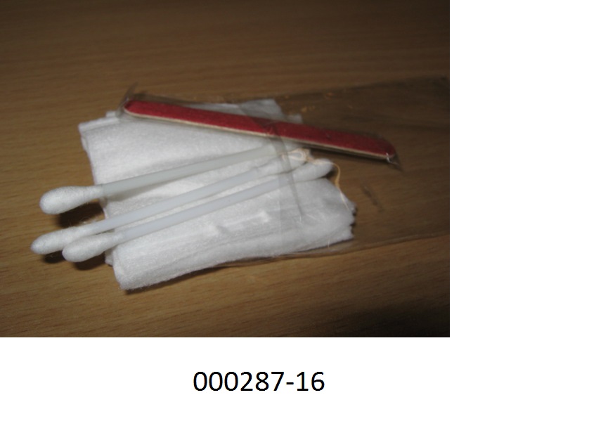 Reisezusammenstellung zur Körperpflege, in Form eines Hygienesets, bestehend aus
- 3 Stück Wattepads und 3 Stück Wattestäbchen (aus Baumwolle, nicht hydrophil),
- 1 Nagelfeile, ca. 8 cm lang, aus Pappe, beidseitig mit Schleifmittel versehen, umhüllt mit einer Klarsichtfolie,
- gemeinsam reisetauglich verpackt in einem Kunststoffsäckchen.
Wird in Hotels deren Gästen zur Pflege bereitgestellt.
(Angaben laut Antragsteller, Abbildung siehe Anlage)