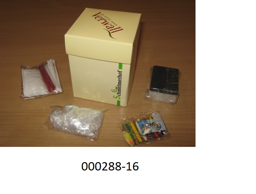 Reisezusammenstellung zur Körperpflege, zum Nähen und Reinigen von Schuhen, in Form einer Kosmetikbox, bestehend aus
- 3 Stück Wattepads, 3 Stück Wattestäbchen (aus Baumwolle, nicht hydrophil) und 1 Nagelfeile, ca. 8 cm lang, aus Pappe, beidseitig mit Schleifmittel versehen,
- 1 Duschhaube aus transparentem Kunststoff mit elastischem Abschluss, 
- 1 Schuhputzschwamm, ca. 5 x 3,5 cm groß, getränkt in Schuhpflegemittel,
- 1 Nähset (6 Nähgarne, welche auf eine Pappunterlage gewickelt sind, 3 Nähnadeln, 1 Stecknadel, 1 Sicherheitsnadel, 2 Knöpfe aus Kunststoff, 2 Druckknöpfe)
Die Wattepads, Wattestäbchen und Nagelfeile sind gemeinsam bzw. Duschhaube, Schuhputzschwamm und Nähset einzeln in Kunststoffsäckchen verpackt. Gemeinsam verpackt sind die Waren in einem reisetauglichen, mittels Deckel verschließbaren, bunt bedruckten Pappkarton (unterteilt in 4 Fächer).
Wird in Hotels deren Gästen zur Pflege bereitgestellt.
(Angaben laut Antragsteller, Abbildung siehe Anlage)