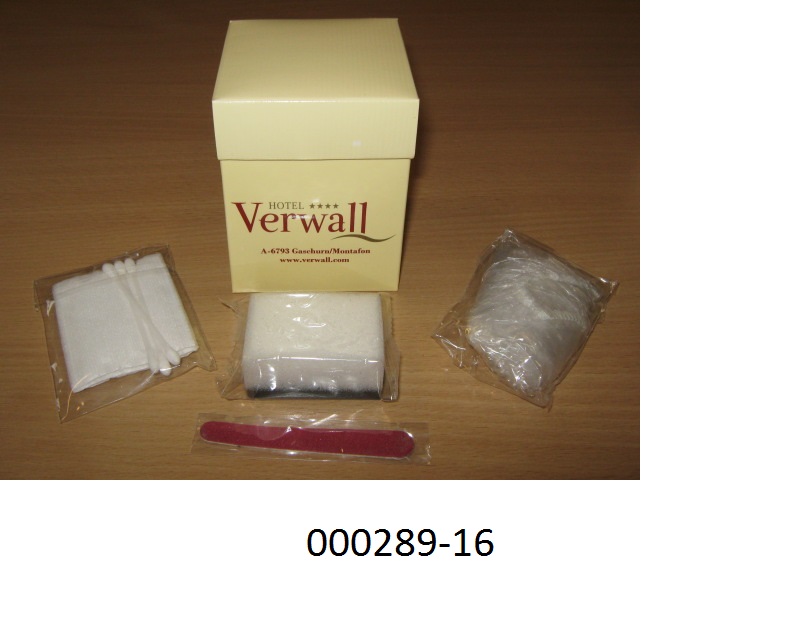 Reisezusammenstellung zur Körperpflege und zum Reinigen von Schuhen, in Form einer Kosmetikbox, bestehend aus
- 3 Stück Wattepads und 3 Stück Wattestäbchen (aus Baumwolle, nicht hydrophil), 
- 1 Nagelfeile, ca. 8 cm lang, aus Pappe, beidseitig mit Schleifmittel versehen,
- 1 Duschhaube aus transparentem Kunststoff mit elastischem Abschluss, 
- 1 Schuhputzschwamm, ca. 5 x 3,5 cm groß, getränkt in Schuhpflegemittel.
Die Wattepads und Wattestäbchen sind gemeinsam bzw. Nagelfeile, Duschhaube und Schuhputzschwamm einzeln in Kunststoffsäckchen verpackt. Gemeinsam verpackt sind die Waren in einem reisetauglichen, mittels Deckel verschließbaren, bunt bedruckten Pappkarton (unterteilt in 4 Fächer).
Wird in Hotels deren Gästen zur Pflege bereitgestellt.
(Angaben laut Antragsteller, Abbildung siehe Anlage)