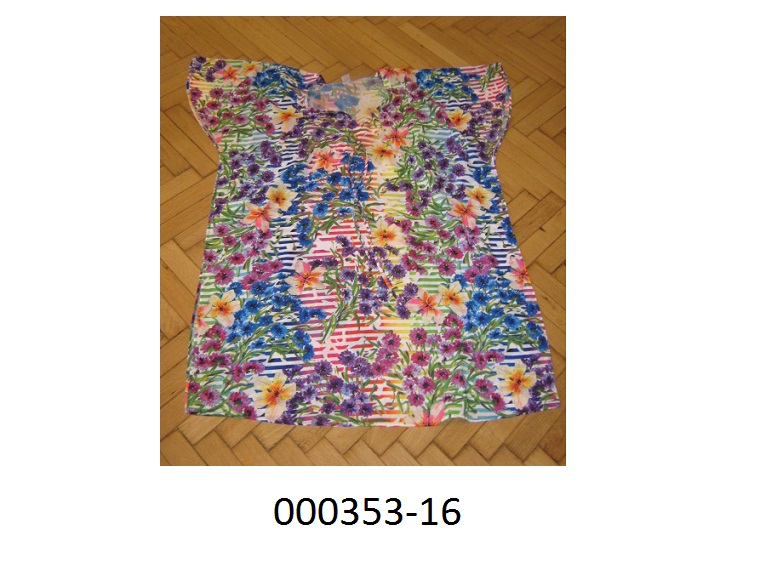 Kleid, sogenannte Tunika
- den Ober- und Unterkörper bedeckend, fast bis zu den Knien reichend,
- weit geschnitten, mit V-förmigen Halsausschnitt und einem Ärmelansatz,
- bestehend aus einem bunt bedruckten Gewebe aus synthetischen Garnen auf Polyesterbasis,
- unter der Büste mittels eines eingenähten Bandes verengbar,
- an den Kanten durch Umschlagen und Festnähen gesäumt,
- kann aufgrund der Länge ohne ein weiteres, den Unterkörper bedeckendes Kleidungsstück getragen werden.
(Abbildung siehe Anlage)