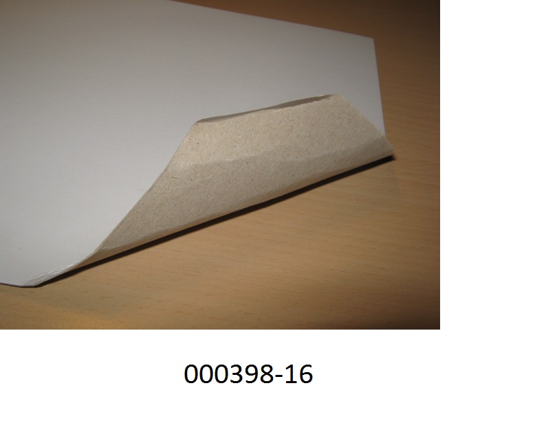 Musterbogen aus Pappe (Multiplexpappe)
- mehrlagig,
- in A4 Format vorliegend,
- beidseitig mit anorganischen Stoffen  gestrichen,
- mit einer heller gefärbten  Außenlage,
- nicht gebleicht.