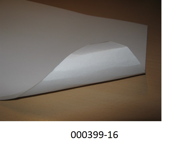 Musterbogen aus Pappe (Multiplexpappe)
- mehrlagig,
- in A4 Format vorliegend,
- beidseitig mit anorganischen Stoffen  gestrichen,
- mit einer heller gefärbten  Außenlage,
- nicht gebleicht.