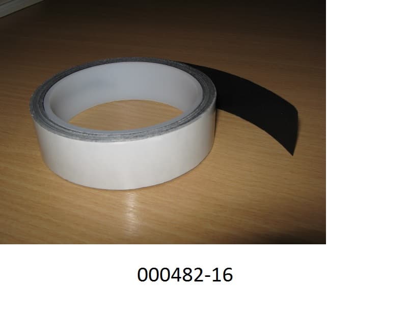 Prägefolie in Rollen (Abmessungen: L: 15 m, Breite: 25 mm), in Form eines weiß-schwarzen Bandes, bestehend aus einer oberflächenbehandelten Papierschicht (Polysiloxanbasis) und einer grauschwarzen Schicht aus anorganischem Farbpigment, eingebettet in einem organischen Bindemittel auf Acrylatbasis und einer dünnen, elastischen Klebeschicht.
Durch thermische Einwirkung (Laser) verschmilzt das Farbpigment mit der Metalloberfläche und bildet eine schwarze Farbmarkierung.