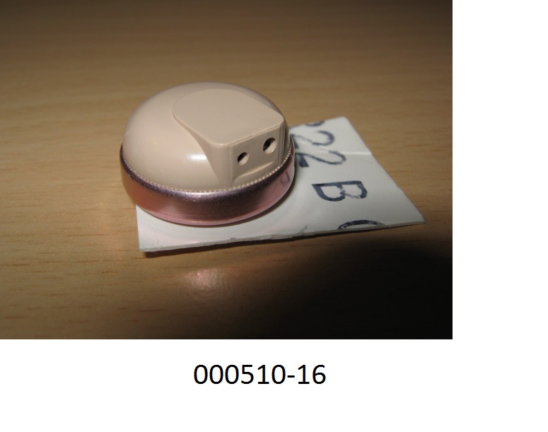 Einzellautsprecher, sog. Button Receiver in einem beige-altrosafarbenen, runden Gehäuse aus Kunststoff und Metall (Durchmesser ca. 2 cm, Dicke ca. 1,2 cm) mit Anschlussmöglichkeiten für z.B. Mikrofon oder ein anderes Tonempfangs- oder Wiedergabegerät, sowie einer Öffnung zur Anbringung von für das Ohr geeigneten Aufsätzen.
Zum Einbau als Lautsprecher in Kopfhörern, Hörgeräten, Headsets, usw.
(Abbildung laut Anlage)