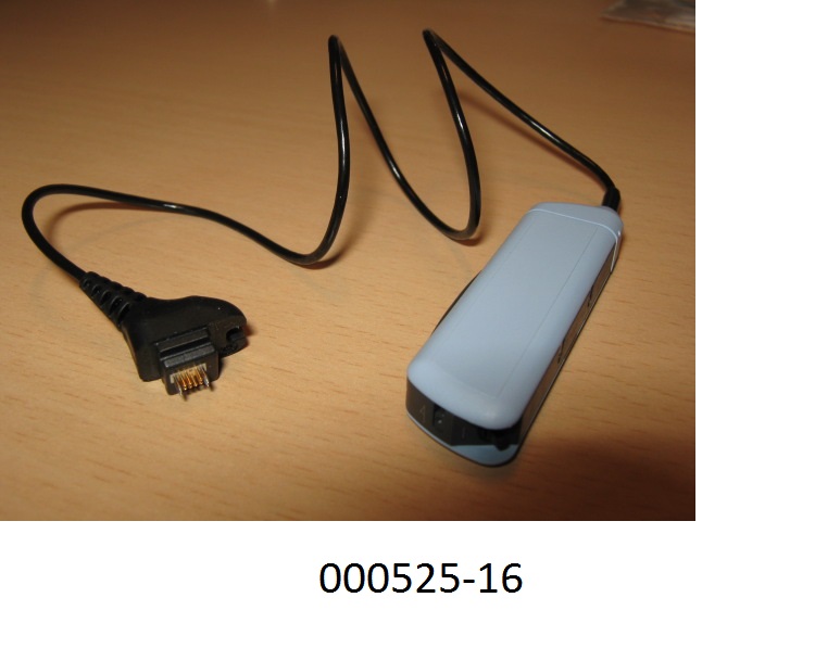 Quaderförmiges, mehrteiliges Batteriefach (mit aufschiebbarem Deckel und Verriegelungsmechanismus) aus Kunststoff für ein Hörimplantat. Der erkennbare Teil eines Schwerhörigengerätes ist mit einem Aufnahmefach für drei Knopfzellen, einem Ein/Aus-Schalter, sowie einem 27 cm langen elektrischen Anschlusskabel mit speziell geformtem Stecker ausgestattet.
(Abbildung laut Anlage)
