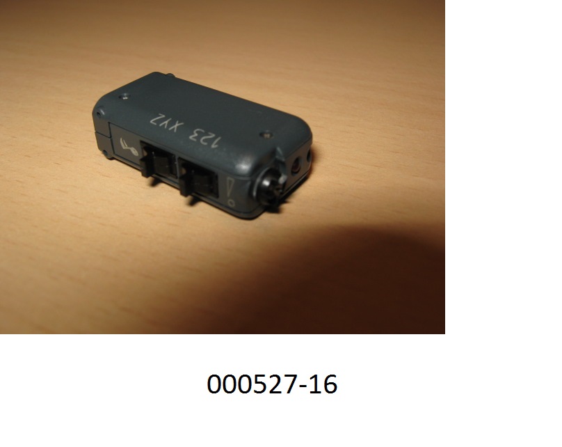 Prozessor für ein Hörimplantat in einem mehrteiligen, quaderförmigen, verschraubten Gehäuse (Abmessungen: ca. 25 x 14 x 8 mm) aus Kunststoff.
Der erkennbare Teil eines Schwerhörigengerätes ist mit elektrischen Anschlusskontakten, zwei Schiebeschaltern, Lautstärkeregler, Mikrofon und Status-LED versehen.
(Abbildung laut Anlage)