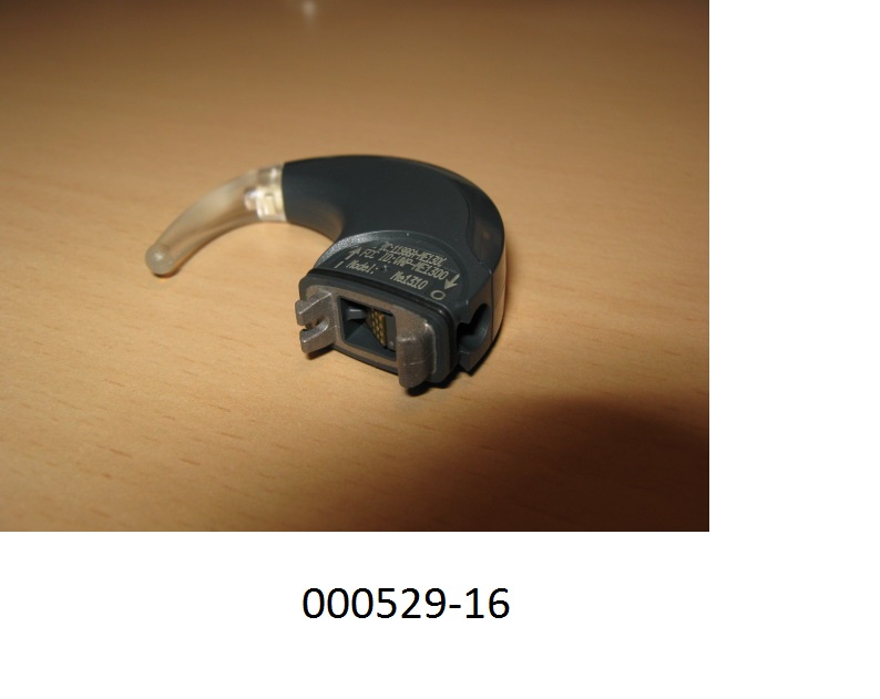 Prozessor für ein Hörimplantat in einem mehrteiligen, speziell geformten Gehäuse aus Kunststoff.
Der erkennbare Teil eines Schwerhörigengerätes ist mit elektrischen Anschlusskontakten versehen und einem Ohrhaken ausgestattet.
(Abbildung laut Anlage)