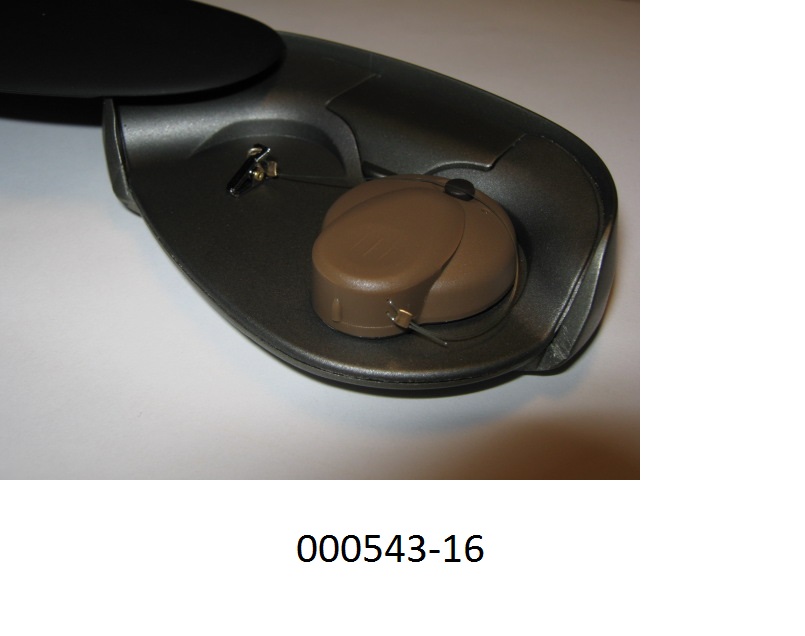 Teil eines Hörimplantatsystems (Soundprozessor mit Sendespule und Magnet) in einem mehrteiligen, speziell geformten, ovalen Gehäuse aus Kunststoff.
Der erkennbare Teil eines Schwerhörigengerätes ist mit aufklappbarem Batteriefach, Tastenschalter und am Gehäuse angebrachten ca. 75 mm langen Kunststofffaden mit metallenem Befestigungsklipp ausgestattet.
Das Erzeugnis ist in einer passgenauen, mehrteiligen ovalen Kunststoffbox (zum dauernden Gebrauch) mit aufklappbarem Oberteil und integriertem Fach für zwei elektrische Knopfzellen, sowie aufklappbarem Bodenfach verpackt.
(Abbildung laut Anlage)