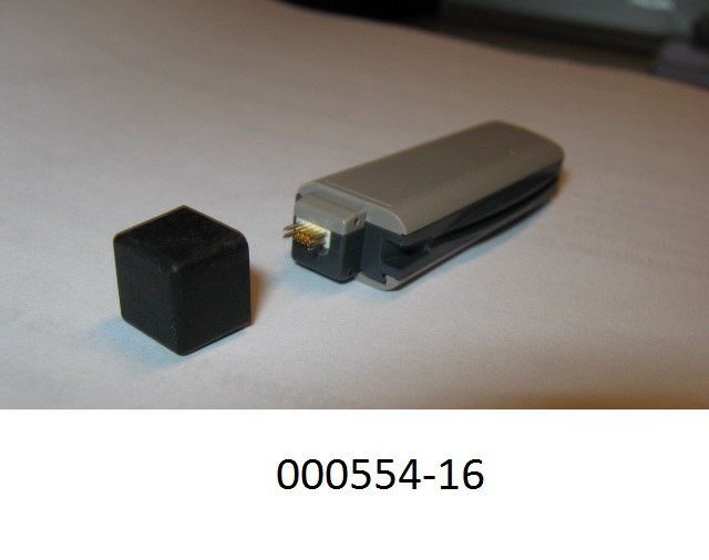 Speziell geformtes, längliches, zweiteiliges Batteriefach (mit aufschiebbarem Deckel und Verriegelungsmechanismus) aus Kunststoff für ein Schwerhörigengerät. Der erkennbare Teil eines Schwerhörigengerätes ist mit einem Aufnahmefach für drei Knopfzellen, sowie elektrischen Anschlusskontakten ausgestattet.
(Abbildung laut Anlage)
