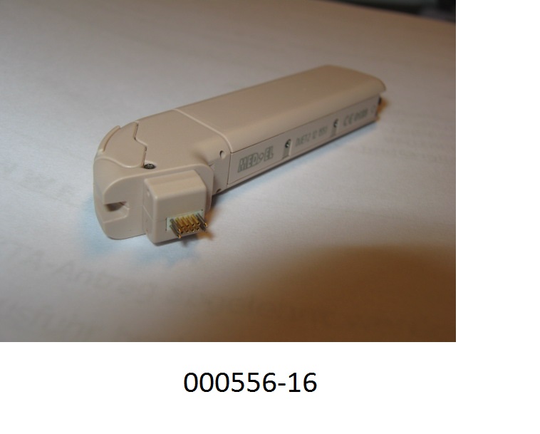 Speziell geformtes, längliches, mehrteiliges Batteriefach (mit aufschiebbarem Deckel und Verriegelungsmechanismus) aus Kunststoff für ein Schwerhörigengerät. Der erkennbare Teil eines Schwerhörigengerätes ist mit einem Aufnahmefach für drei Knopfzellen, sowie elektrischen Anschlusskontakten ausgestattet.
(Abbildung laut Anlage)