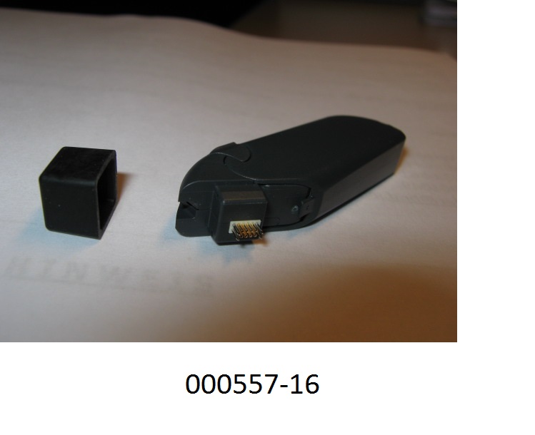 Längliches, zweiteiliges Batteriefach (Abmessungen: ca. 5 x 1,5 x 0,8 cm) aus Kunststoff für den Prozessorbetrieb eines Hörimplantates. Das Batteriefach (mit Schließmechanismus) mit Aufnahmefach für ein DaCapo PowerPack ist mit spezifischen elektrischen Anschlusskontakten, sowie passender flexibler Abdeckung für diese, ausgestattet.
(Abbildung laut Anlage)