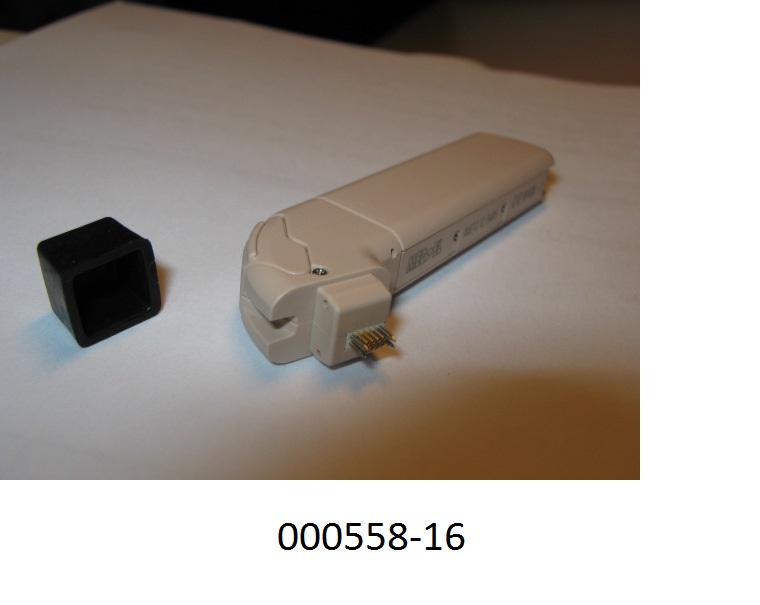 Speziell geformtes, längliches, mehrteiliges Batteriefach (mit aufschiebbarem Deckel und Verriegelungsmechanismus) aus Kunststoff für ein Schwerhörigengerät. Der erkennbare Teil eines Schwerhörigengerätes ist mit einem Aufnahmefach für drei Knopfzellen, sowie elektrischen Anschlusskontakten ausgestattet.
(Abbildung laut Anlage)