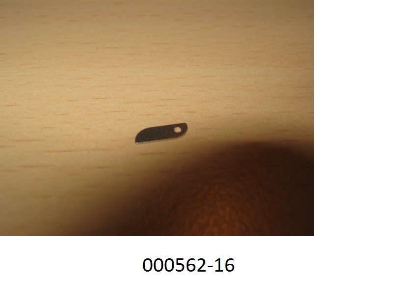 Elektrisches Kontaktelement aus Platinum-Iridium in Form eines flachen, länglichen, ca. 7 x 3 mm großen Plättchens, das mit einem Loch (D = 1 mm) versehen ist.
(Abbildung laut Anlage)