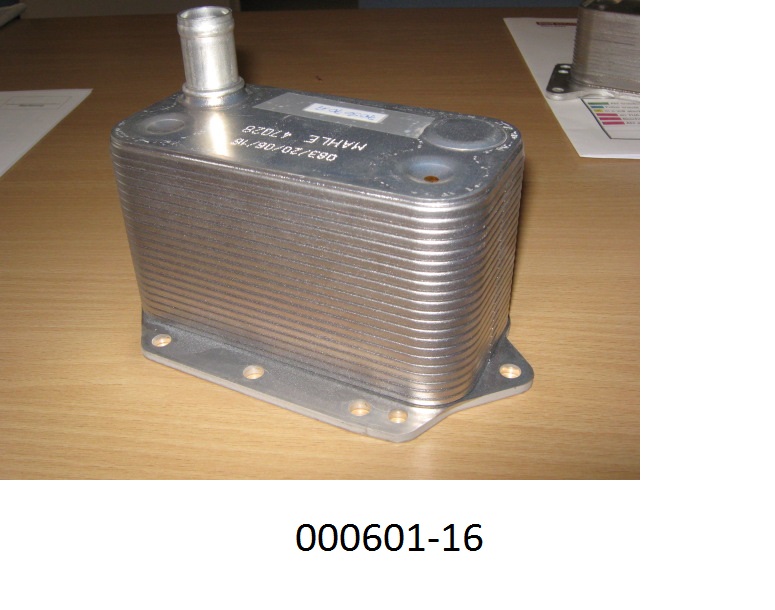 Motoröl-Kühlwasser-Wärmetauscher aus Aluminium, bestehend aus mehreren, miteinander parallel verlöteten Platten mit integrierten Kühlrippen. Der quaderförmige Kühler mit vier Ein- bzw. Auslasskanälen weist ein 2-Kammernsystem auf, wodurch sich das Kühlmittel nicht mit dem zu kühlenden Medium vermengt.
Zum Kühlen des KFZ-Motoröls durch das Kühlwasser.
(Abbildung siehe Anlage)