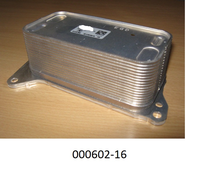 Getriebeöl-Kühlwasser-Wärmetauscher aus Aluminium, bestehend aus mehreren, miteinander parallel verlöteten Platten mit integrierten Kühlrippen. Der quaderförmige Kühler mit vier Ein- bzw. Auslasskanälen weist ein 2-Kammernsystem auf, wodurch sich das Kühlmittel nicht mit dem zu kühlenden Medium vermengt.
Zum Kühlen des KFZ-Getriebeöls durch das Kühlwasser.
(Abbildung siehe Anlage)