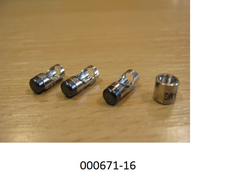 Warenzusammenstellung, bestehend aus 
- 3 Spiegeln in einem zylinderförmigen Gehäuse aus Metall (ca. 10 x 4 mm), an einem Ende mit einem schwarzen Endstück versehen. Im Mantel der Zylinder befindet sich ein ovales Loch, wodurch die Spiegel sichtbar sind. Das andere Ende der Zylinder ist offen und an der Innenseite mit einem Schraubgewinde versehen. Die Spiegel in den 3 Zylindern haben je eine andere Neigung.
- und einem zylinderförmigen Röhrchen (ca. 5 x 5 mm) in dem sich an einem Ende ein ringförmiger Magnet befindet. Das andere Ende des Röhrchens ist auf der Innenseite mit einem Schraubgewinde versehen.
Der Durchmesser der Gewinde von Magnet und Spiegeln ist gleich groß. Die Erzeugnisse sind dazu bestimmt, auf ein kompatibles optisches Gerät oder optisches Kabel oder Ähnliches geschraubt und je nach Bedarf ausgetauscht zu werden.
Als charakterbestimmend werden die Spiegel als Verbinder für optische Kabel angesehen.
(Abbildung siehe Anlage)