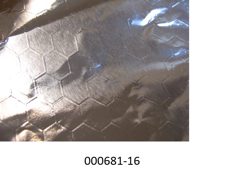 Es handelt sich um eine mit einem Wabenmuster versehene, dünne, nicht unterlegte, auf einer Seite glänzende, auf der anderen Seite matte Aluminiumfolie.
Die Folie mit einer Dicke von weniger als 0,011 mm liegt in Rollen von mehr als 10 kg vor.
(Abbildung siehe Anlage)