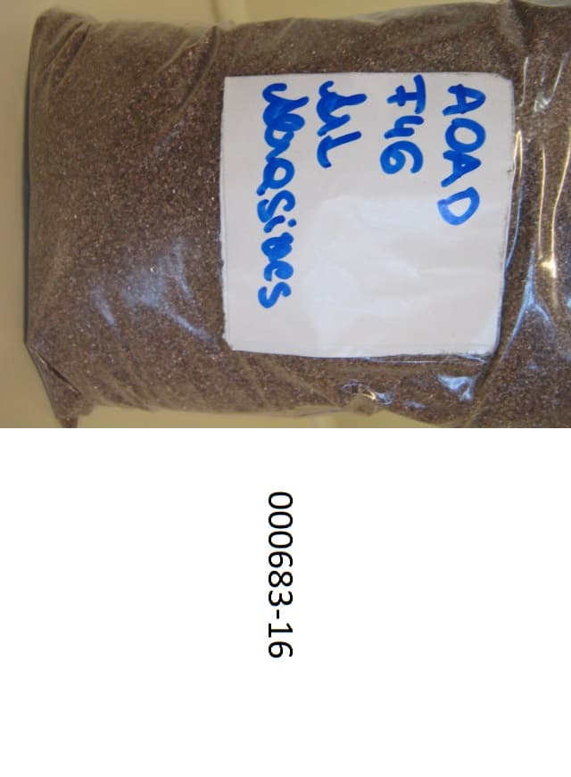 Chemisch nicht einheitlicher, künstlicher Korund in Form von scharfkantigen, glitzernd rötlichen Kristallen, mit einem Gehalt an Aluminiumoxid von weniger als 98,5 GHT, von dem weniger als 50 % des Gesamtgewichts eine Korngröße von mehr als 10 mm aufweisen.