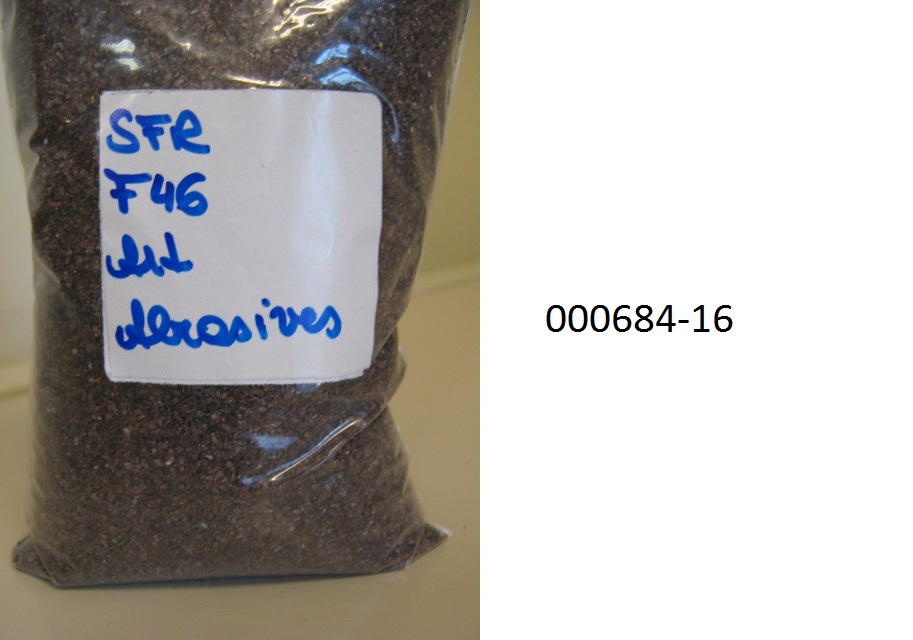 Chemisch nicht einheitlicher, künstlicher Korund in Form von scharfkantigen, glitzernd rötlichen Kristallen, mit einem Gehalt an Aluminiumoxid von weniger als 98,5 GHT, von dem weniger als 50 % des Gesamtgewichts eine Korngröße von mehr als 10 mm aufweisen.