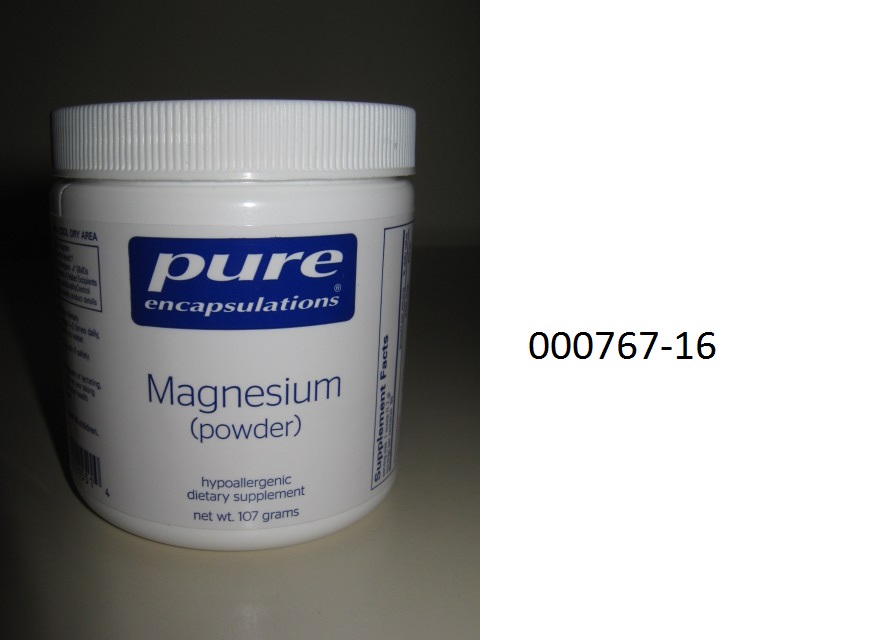 Magnesiumcitrat, ein Salz der Citronensäure, in Form eines weißen, feinen Pulvers, ohne Zusätze; aufgemacht in einer etikettierten, weißen Kunststoffdose mit weißem Schraubverschluss, einer Innenversiegelung, einem Kunststoffdosierlöffel und einem Trocknungsmittel; das Erzeugnis dient als Nahrungsergänzung.