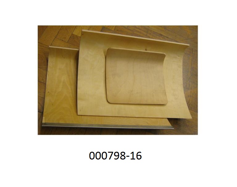 Werkzeug aus Holz, in Form eines Schneeschiebeblattes
- bestehend aus einem Schichtholz (aus sechs Birkenholzlagen aufgebaut) auf einer Seite stark gebogen, mit abgerundeter Kante versehen und auf der anderen Seite schwach gebogen, mit einer schräg abgeschliffenen Kante versehen,
- mit oder ohne Stahlkante an der unteren Blattkante, mit einer Länge von 250 mm bis 800 mm, einer Höhe von 200 mm bis 400 mm und einer Stärke von 6 mm bis 10 mm.
Die an der unteren Blattkante angebrachte Stahlkante dient lediglich zu deren Schutz und stellt nicht den arbeitenden Teil der Ware dar.
(Angaben laut Antragsteller, Abbildung siehe Anlage)