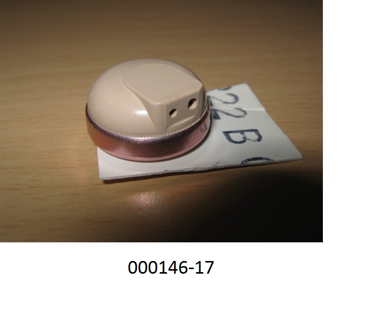 Einzellautsprecher, sog. Button Receiver in einem beige-altrosafarbenen, runden Gehäuse aus Kunststoff und Metall (Durchmesser ca. 2 cm, Dicke ca. 1,2 cm) mit Anschlussmöglichkeiten für z.B. Mikrofon oder ein anderes Tonempfangs- oder Wiedergabegerät, sowie einer Öffnung zur Anbringung von für das Ohr geeigneten Aufsätzen.
Zum Einbau als Lautsprecher in Kopfhörern, Hörgeräten, Headsets, usw.
(Abbildung laut Anlage)