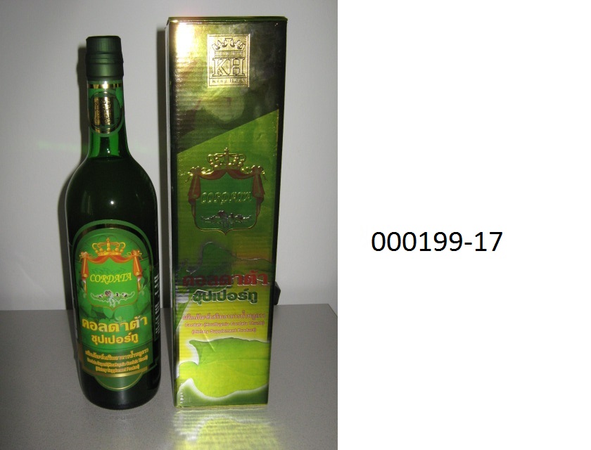 Grünbräunliches, trübes, fermentartiges und säuerlich riechendes und ebenso schmeckendes, unmittelbar trinkbares, alkoholhaltiges, nicht verbrauchsteuerpflichtiges, nicht schäumendes, gegorenes Getränk, in Behältnissen von 2 Liter oder weniger,  im Wesentlichen aus Wasser, Zuckern (Fructose, Glucose und wenig Saccharose), Milchsäure, Essigsäure, vermahlenen Pflanzenbestandteilen (lt. Deklaration aus Blättern von Houttuyina Cordata), Konservierungsmittel, wenig Ethanol und Mikroorganismen bestehend; aufgemacht in einem mit buntbedruckten Karton, eine etikettierte Grünglasflasche mit versiegeltem Schraubverschluss und aufgesetztem Kunststoffmessbecher zu 750 ml enthaltend.