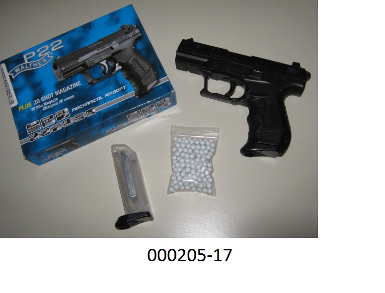 Spielzeugwaffe (Airsoft Pistole), 
- in Form einer realistisch anmutenden Nachbildung einer Pistole, Walther P22,
- aus größtenteils Kunststoff gearbeitet (mit einzelnen Teilen aus unedlem Metall), mit 6mm Kunststoffkugeln als Munition  ausgestattet,
- der Bewegungsantrieb der Munition wird über mechanischen Federdruck erzeugt (höchstens 0,5 Joule Energie),
- verpackt in einem bunt bedruckten Karton mit Ankündigung.
Die Ware dient zur Unterhaltung von Personen (Kinder ab 18 Jahren).
(Abbildung siehe Anlage, Angaben laut Antragsteller)