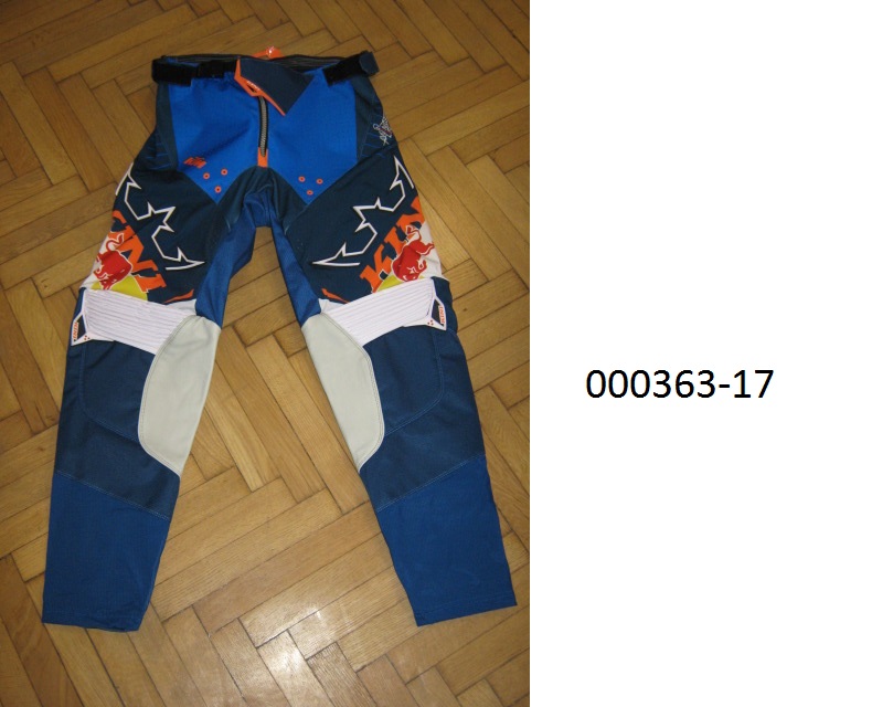 lange Hose für Männer 
- beide Beine einzeln umschließend und bis zu den Knöcheln reichend,
- gefüttert mit einer Wirkware,
- patchworkartig aus unterschiedlichen, verschiedenfärbigen, bunt bedruckten und mit Firmenlogos versehenen Flächenerzeugnissen aus einem Gewirke und Gewebe aus überwiegend synthetischen Spinnstoffen auf Polyesterbasis, welche auf der Innenseite teilweise beschichtet sind, zusammengesetzt, wobei das Gewebe überwiegt,
- im Bereich Knie/Unterschenkel befindet sich ein eingenähter Lederfleck,
- im linken Knie- und Unterschenkelbereich mit eingesetzten, geschäumte Kunststoffteilen ausgestattet, welche mit Spinnstoff überzogen sind,
- mittels Zippverschluss vorne verschließbar,
- verarbeitet mit einem elastischen Bund und einem integrierten, gürtelartigen Verschluss mit Kunststoffklipp, links über rechts überlappend (für Männer oder Knaben), 
- aufgrund der Verarbeitung als Motorradhose für Männer oder Knaben erkennbar, keine Arbeits- oder Berufsbekleidung.
(Abbildung siehe Anlage)