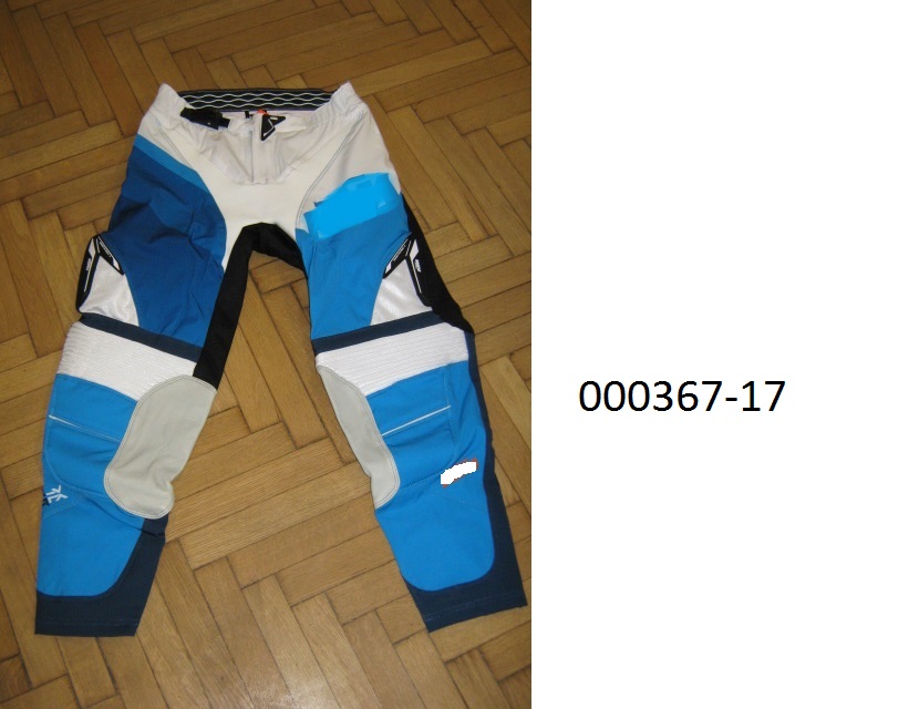 lange Hose für Männer 
- beide Beine einzeln umschließend und bis zu den Knöcheln reichend,
- gefüttert mit einer Wirkware,
- patchworkartig aus unterschiedlichen, verschiedenfärbigen Flächenerzeugnissen aus einem Gewirke und Gewebe aus synthetischen Multifilamentgarnen auf Polyesterbasis, welche auf der Innenseite teilweise beschichtet sind, zusammengesetzt, wobei das Gewebe überwiegt,
- im Bereich Knie/Unterschenkel befindet sich ein eingenähter Lederfleck,
- verarbeitet mit einem elastischen Bund und einem integrierten, gürtelartigen Verschluss mit Kunststoffklipp, links über rechts überlappend (für Männer oder Knaben), 
- mittels Zippverschluß vorne verschließbar,
- aufgrund der Verarbeitung als Motorradhose für Männer oder Knaben erkennbar, keine Arbeits- oder Berufsbekleidung.
(Abbildung siehe Anlage)
