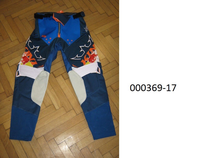 lange Hose für Männer 
- beide Beine einzeln umschließend und bis zu den Knöcheln reichend,
- gefüttert mit einer Wirkware,
- patchworkartig aus unterschiedlichen, verschiedenfärbigen, bunt bedruckten und mit Firmenlogos versehenen Flächenerzeugnissen aus einem Gewirke und Gewebe aus überwiegend synthetischen Spinnstoffen auf Polyesterbasis, welche auf der Innenseite teilweise beschichtet sind, zusammengesetzt, wobei das Gewebe überwiegt,
- im Bereich Knie/Unterschenkel befindet sich ein eingenähter Lederfleck,
- im linken Knie- und Unterschenkelbereich mit eingesetzten, geschäumte Kunststoffteilen ausgestattet, welche mit Spinnstoff überzogen sind,
- mittels Zippverschluss vorne verschließbar,
- verarbeitet mit einem elastischen Bund und einem integrierten, gürtelartigen Verschluss mit Kunststoffklipp, links über rechts überlappend (für Männer oder Knaben), 
- aufgrund der Verarbeitung als Motorradhose für Männer oder Knaben erkennbar, keine Arbeits- oder Berufsbekleidung.
(Abbildung siehe Anlage)