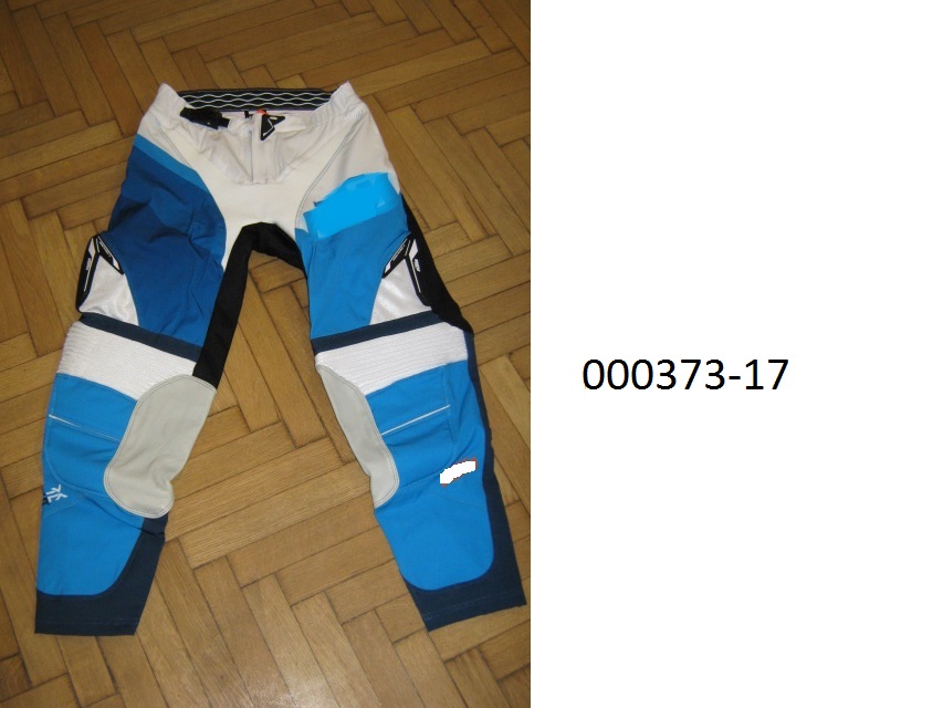 lange Hose für Männer 
- beide Beine einzeln umschließend und bis zu den Knöcheln reichend,
- gefüttert mit einer Wirkware,
- patchworkartig aus unterschiedlichen, verschiedenfärbigen Flächenerzeugnissen aus einem Gewirke und Gewebe aus synthetischen Multifilamentgarnen auf Polyesterbasis, welche auf der Innenseite teilweise beschichtet sind, zusammengesetzt, wobei das Gewebe überwiegt,
- im Bereich Knie/Unterschenkel befindet sich ein eingenähter Lederfleck,
- verarbeitet mit einem elastischen Bund und einem integrierten, gürtelartigen Verschluss mit Kunststoffklipp, links über rechts überlappend (für Männer oder Knaben), 
- mittels Zippverschluß vorne verschließbar,
- aufgrund der Verarbeitung als Motorradhose für Männer oder Knaben erkennbar, keine Arbeits- oder Berufsbekleidung.
(Abbildung siehe Anlage)