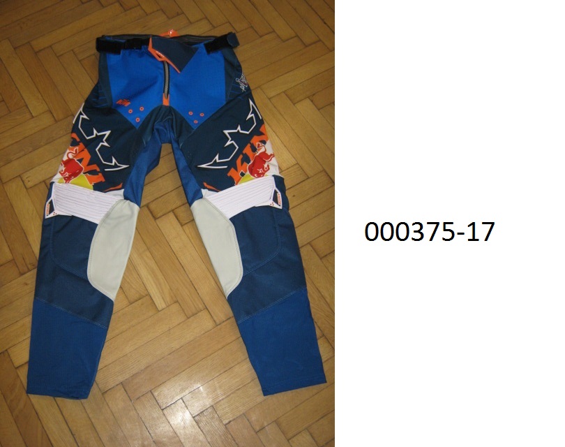 lange Hose für Männer 
- beide Beine einzeln umschließend und bis zu den Knöcheln reichend,
- gefüttert mit einer Wirkware,
- patchworkartig aus unterschiedlichen, verschiedenfärbigen, bunt bedruckten und mit Firmenlogos versehenen Flächenerzeugnissen aus einem Gewirke und Gewebe aus überwiegend synthetischen Spinnstoffen auf Polyesterbasis, welche auf der Innenseite teilweise beschichtet sind, zusammengesetzt, wobei das Gewebe überwiegt,
- im Bereich Knie/Unterschenkel befindet sich ein eingenähter Lederfleck,
- im linken Knie- und Unterschenkelbereich mit eingesetzten, geschäumte Kunststoffteilen ausgestattet, welche mit Spinnstoff überzogen sind,
- mittels Zippverschluss vorne verschließbar,
- verarbeitet mit einem elastischen Bund und einem integrierten, gürtelartigen Verschluss mit Kunststoffklipp, links über rechts überlappend (für Männer oder Knaben), 
- aufgrund der Verarbeitung als Motorradhose für Männer oder Knaben erkennbar, keine Arbeits- oder Berufsbekleidung.
(Abbildung siehe Anlage)