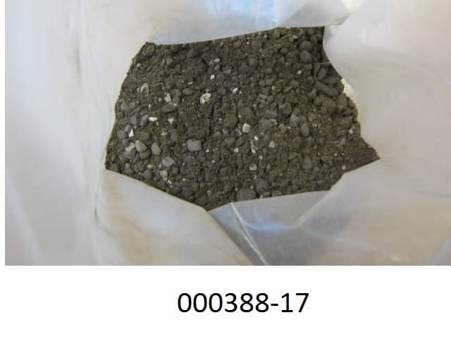 Feuerfeste Mischung (keramisch gebundene Masse) in Form eines braunen, von weißen Anteilen durchsetzten Granulat-Pulver Gemisches; lt. Angaben des Antragstellers wird dieses Produkt als Heissreparaturmasse für Siemens-Martin-Öfen verwendet.