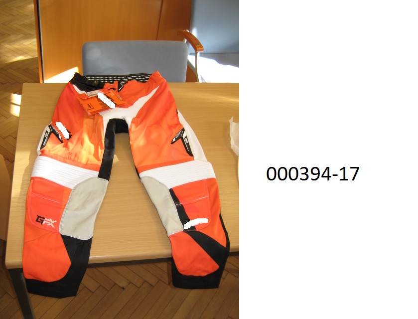 Warenbezeichnung (lt. Antrag): Gravity-FX Pants orange S/30,Art. Nr.3PW1722502

Verpackung: Kunststofffoliensack mit Tragevorrichtung

Probenmenge: 1 Stk.

Beschaffenheit der Ware: 
orange-schwarz-weiße-lange Hose für Männer, beide Beine einzeln umschließend, im Bund ist ein Gürtel mit integrierter Abdeckung  eingearbeitet, der den vorne zu öffnenden Zippverschluß li über re abdeckt. Die Hose ist mit einer weißen, netztartig gewirkten Wirkware gefüttert.  Die lange Hose ist patchwork-artig aus verschieden färbig bedruckten textilen Flächenerzeugnissen (Gewebe/Gewirke) zusammengesetzt, welche teilweise auf ihrer Rückseite, mit freiem Auge erkennbar, beschichtet sind. Im Kniebereich sind innenschenkelseitig graue Lederteile eingenäht.


Untersuchungsergebnis:
Hose für Männer; aus überwiegend Geweben aus synthetischen Spinnstoffen auf Polyesterbasis, im Gesäßbereich ist das Gewebe innenseitig mit einer, mit freiem Auge erkennbaren Schicht, auf PUR-basis überzogen.