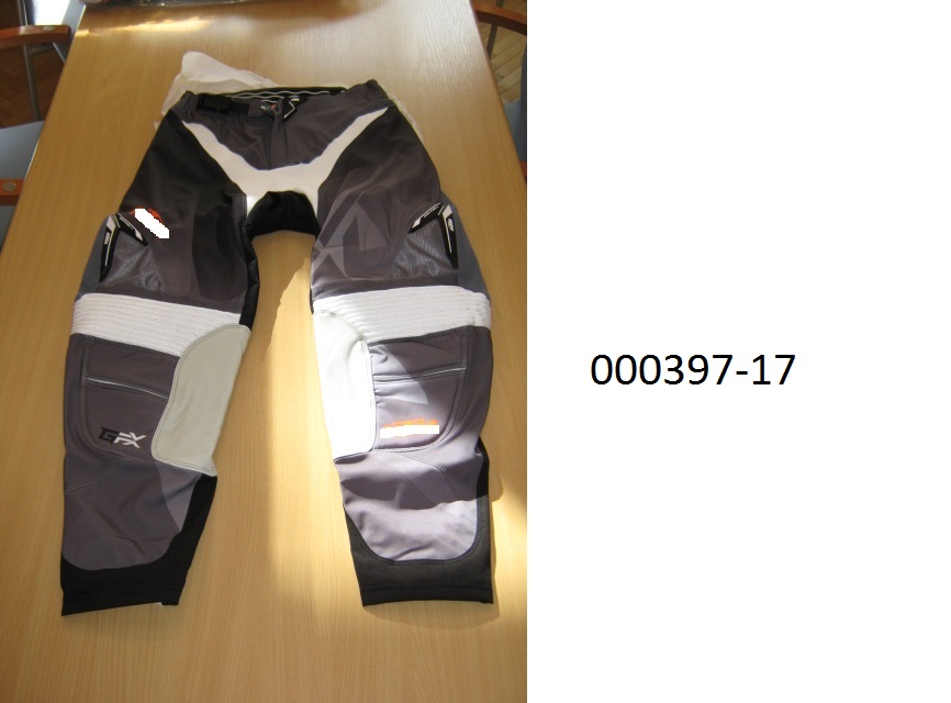lange Hose (Motorradhose)
- beide Beine einzeln umschließend und bis zu den Knöcheln reichend,
- mittels Zippverschluss vorne verschließbar,
- verarbeitet mit einem im Bund integrierten Gürtel mit Abdeckung, links über rechts überlappend (für Männer oder Knaben),
- gefüttert mit einer netzartigen Wirkware,
- bestehend aus patchworkartig zusammengenähten, färbig bedruckten Gewirken und Geweben aus synthetischen Spinnstoffen auf Polyesterbasis, welche auf ihrer Rückseite teilweise beschichtet sind (mit freiem Auge erkennbar); das Gewebe ohne Beschichtung überwiegt, 
- im Gesäßbereich innenseitig mit einer mit freiem Auge erkennbaren Schicht auf PUR-Basis überzogen,
- im Kniebereich, innenschenkelseitig, mit eingenähten Lederteilen ausgestattet,
- aufgrund der Verarbeitung als Motorradhose für Männer oder Knaben erkennbar, keine Arbeits- oder Berufsbekleidung.
(Abbildung siehe Anlage)